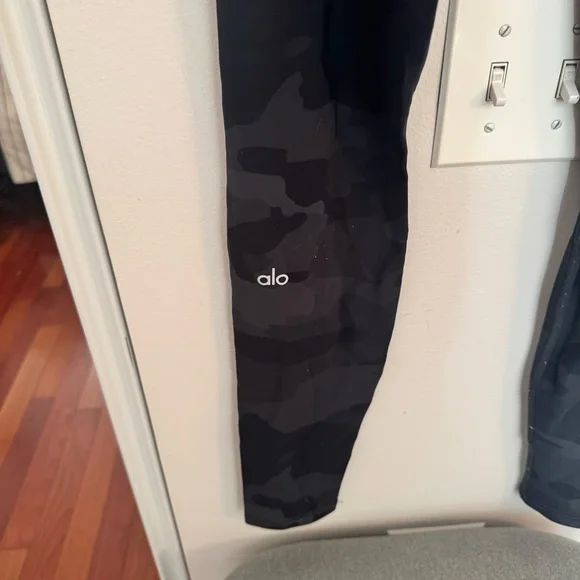 ALO black & charcoal grey camo high rise leggings - Picture 5 of 5